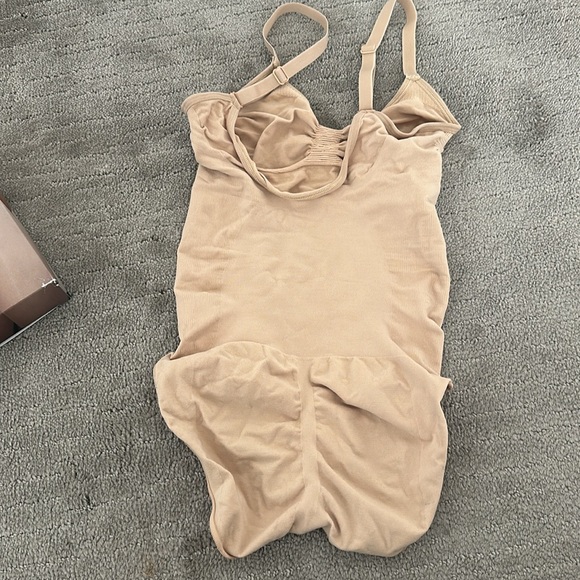 SKIMS Sculpting Bodysuit - Picture 5 of 7